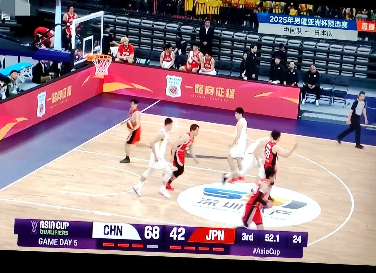 球队在国际篮球比赛中击败对手 球队在国际篮球比赛中击败对手