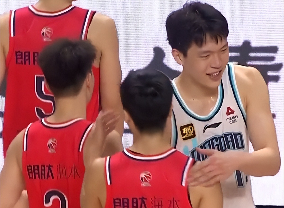 四川男篮与福建队交锋，实力对比精彩