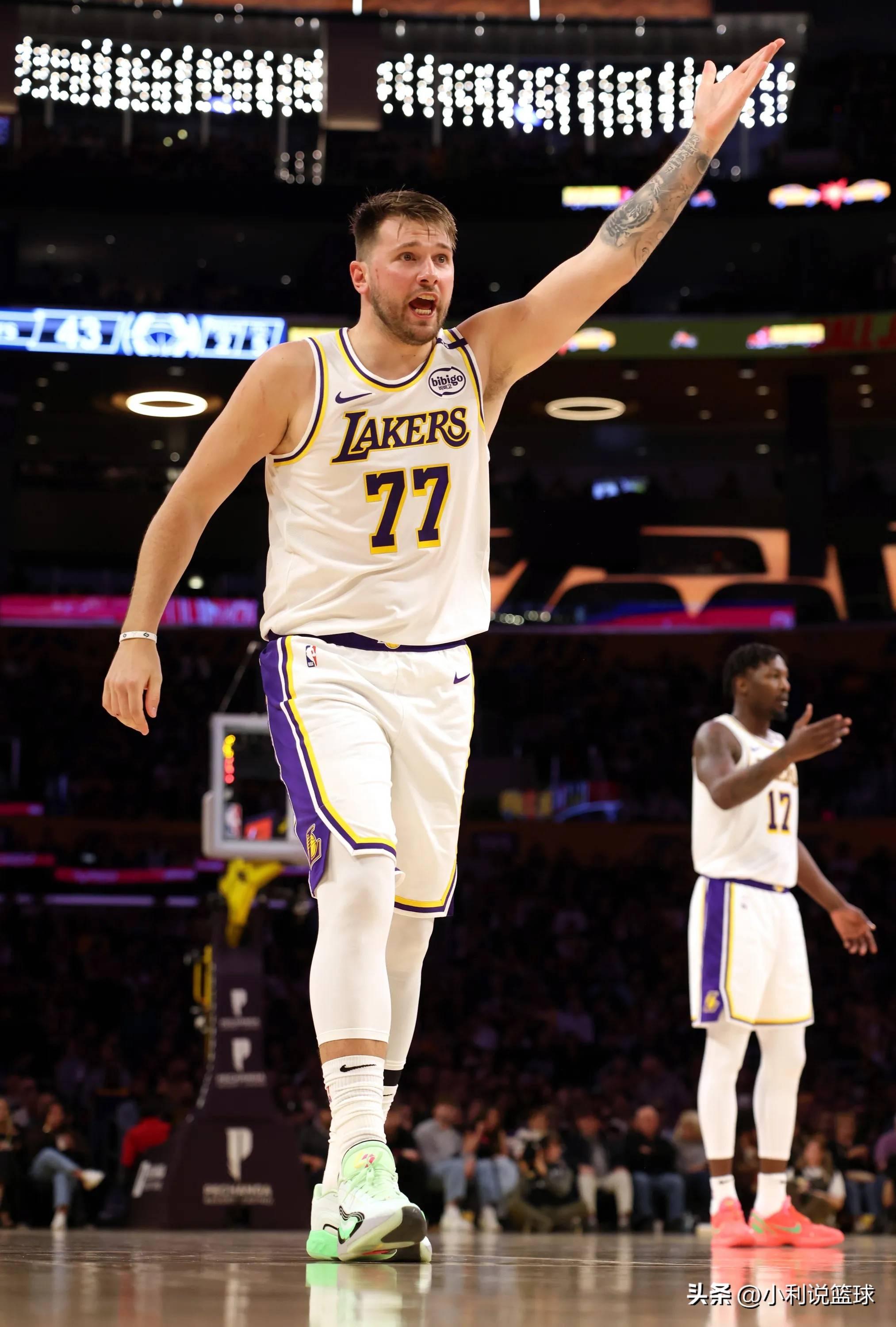 包含篮球比赛中一位实力强劲的球员刷新个人得分纪录的词条