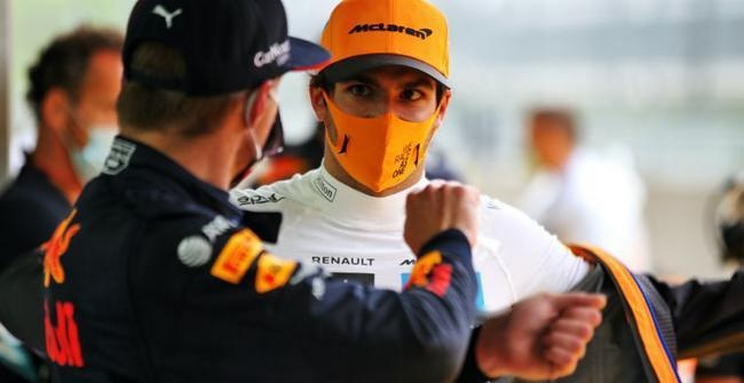 雷诺车队鏖战梅赛德斯，塞恩斯高光表现