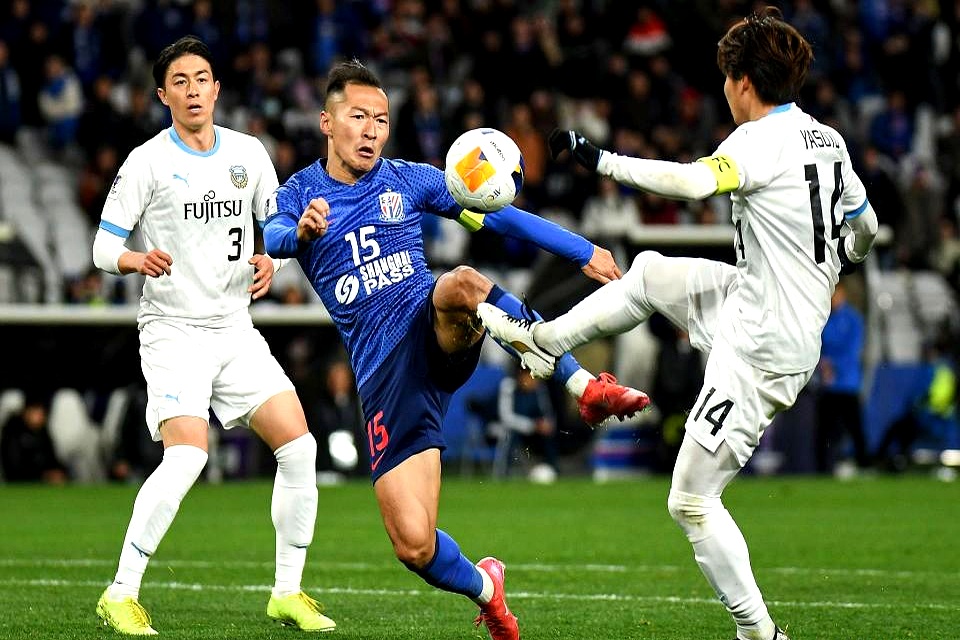 中场球员连续犯规，主队竞技优势尽失