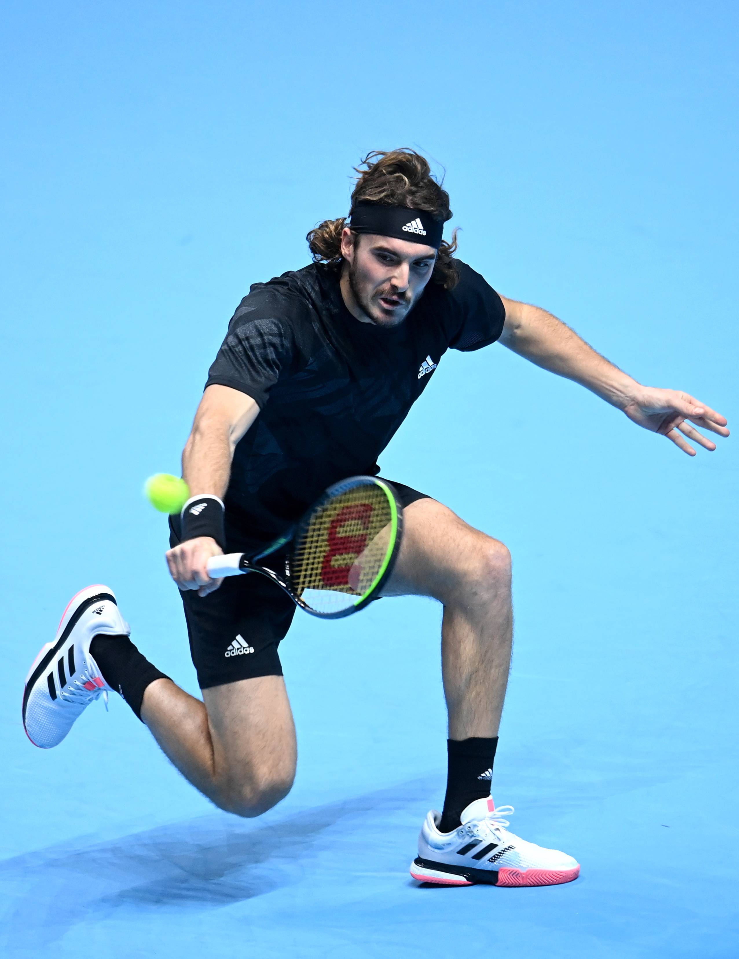 ATP总决赛完胜年终总决赛，西西帕斯点燃赛场