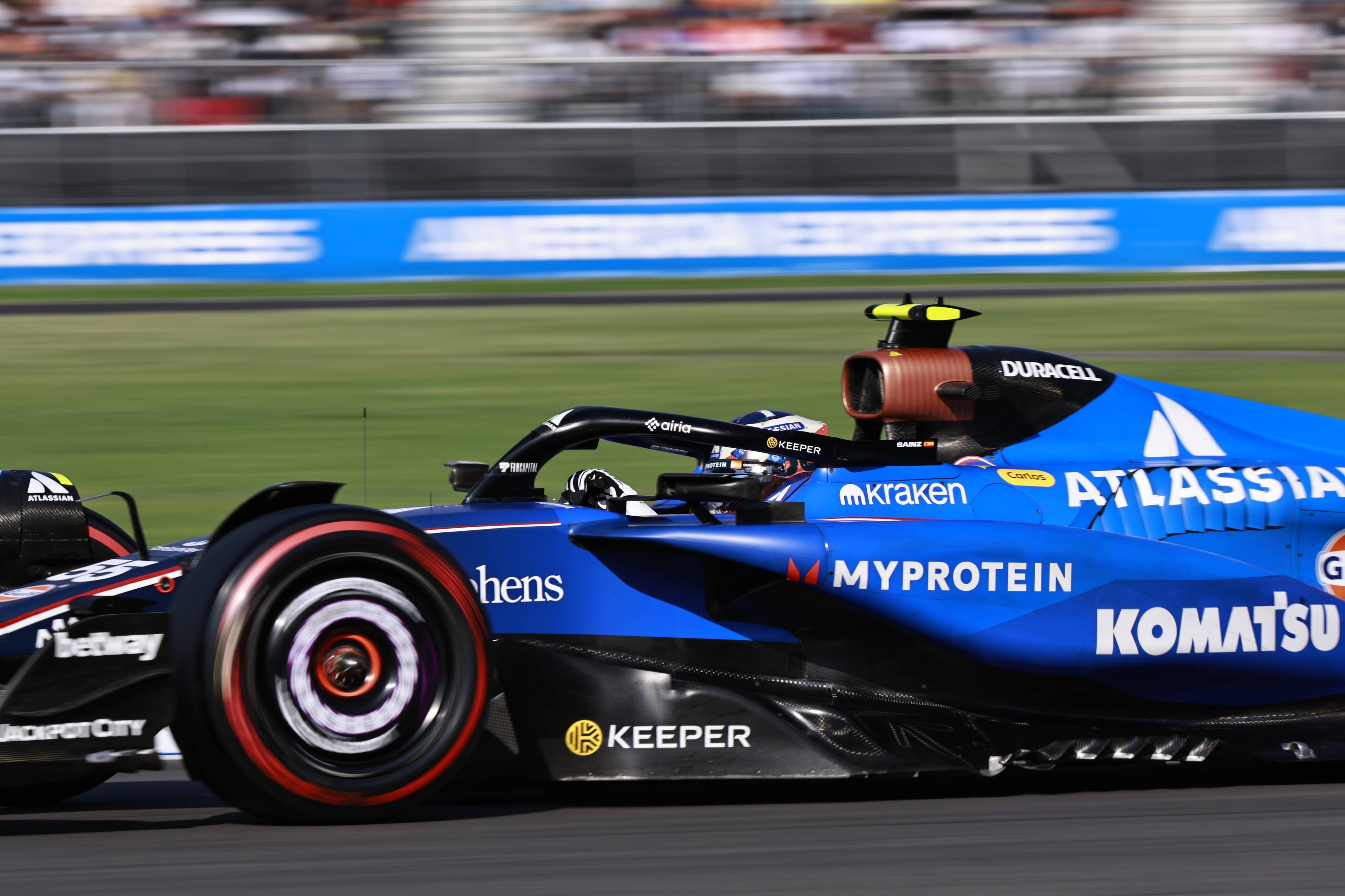 红牛车队碾压法拉利，塞恩斯扛起全队