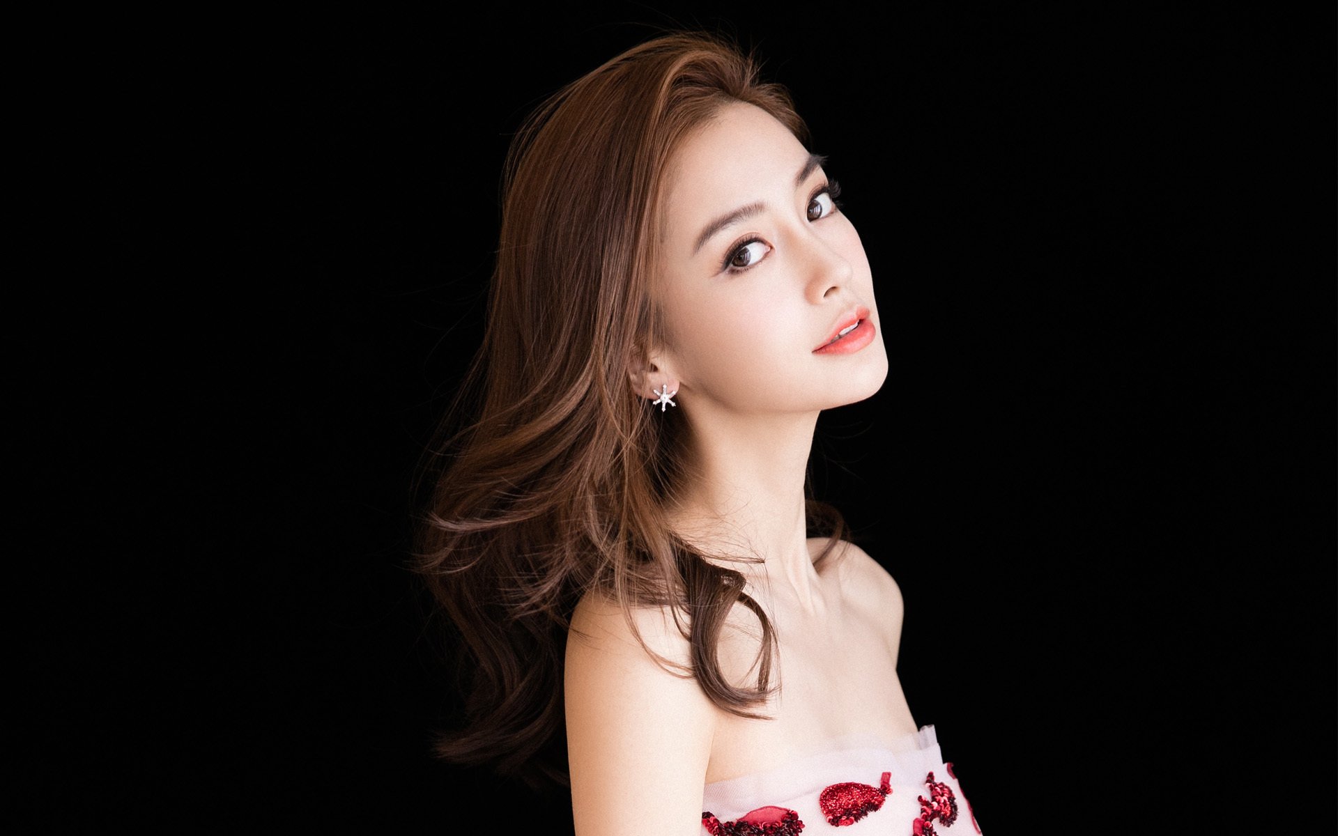 绿茵与硬木的共振，从加克波爆发到智利单节制胜，解读塞维利亚的双线启示录