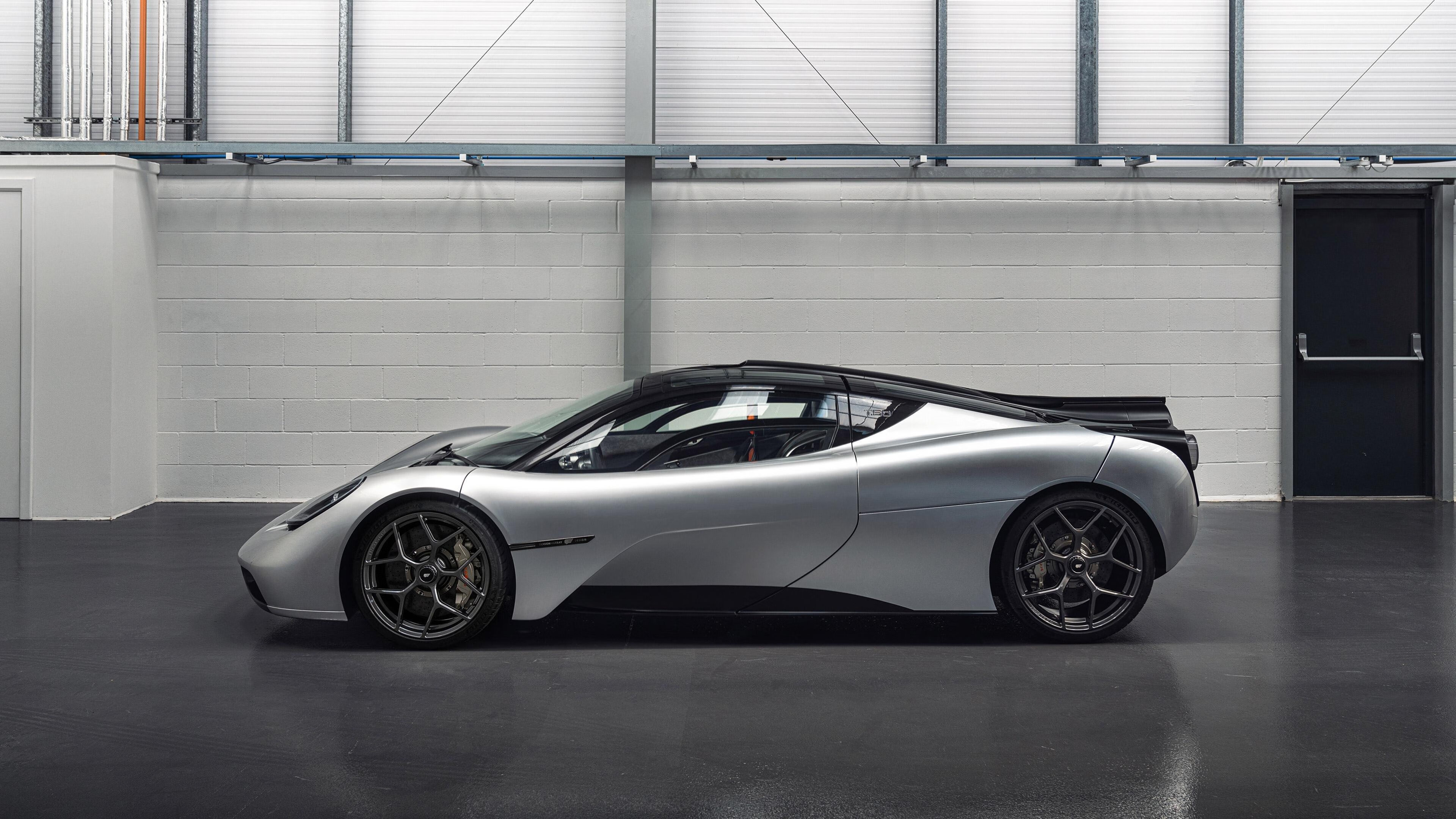 当全场追问进球者时,伯纳乌却为一名防守者起立鼓掌