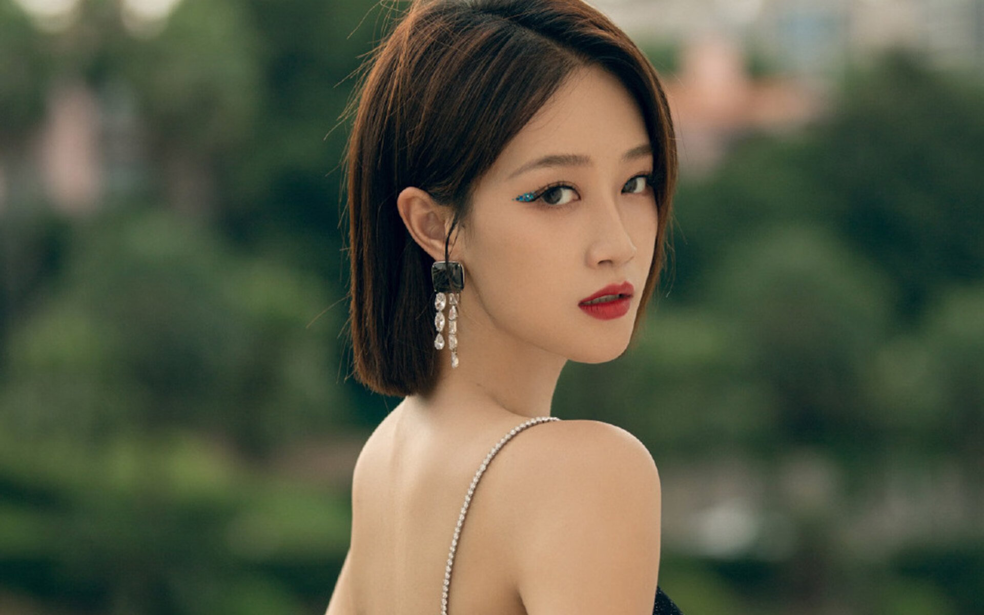 德甲争冠夜惊现锡安式暴力美学，他用橄榄球的身体踢着最锋利的足球